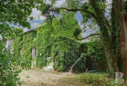 ile-de-france - Au cœur du parc naturel régional du Vexin français, dans les anciens communs du château d'Hanneucourt, une maison à rénover de 152 m² et son jardin